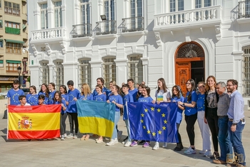 La plaza acoge el espíritu europeo del IES Eladio Cabañero