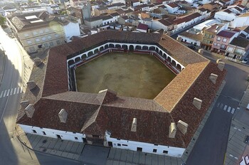 Page inaugura la rehabilitada plaza de toros de Almadén