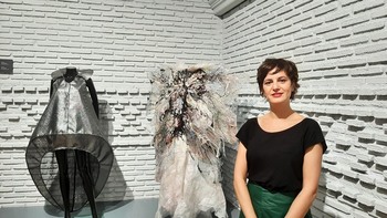 Diseñadora de la capa de Pedroche visita Museo Manuel Piña