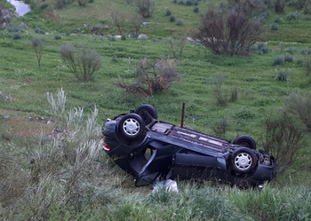 Aparatoso accidente con salida de vía en Almodóvar del Campo