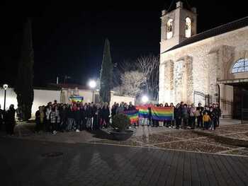 Unas cien personas protestan contra el párroco de Villarta