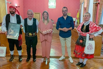 Jiménez felicita a Manantial del Vino por festival de folclore