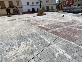 Alcázar pone fecha para acabar obras en varias plazas