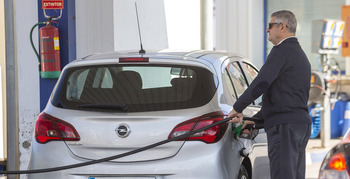 Gasolina y diésel superan los dos euros en 126 surtidores