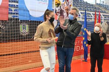 Valdepeñas recibe a la medallista olímpica Adriana Cerezo