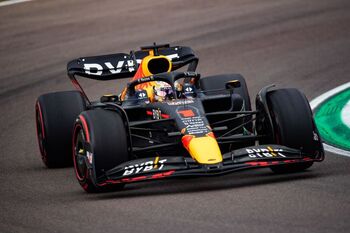 Verstappen arrasa en la debacle de Sainz y Alonso