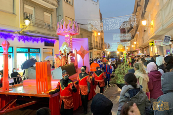 La cabalgata de Reyes Magos congrega a multitud de vecinos