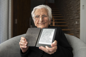 Pepa, de 98 años, se pasa al libro electrónico
