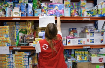 Cruz Roja Juventud entrega un libro y un juguete a 350 niños