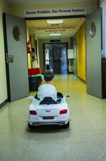 Al quirófano en coche de juguete para niños a operar