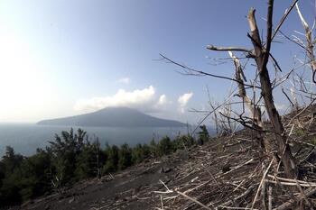 Indonesia eleva la alerta del volcán Krakatoa tras su erupción