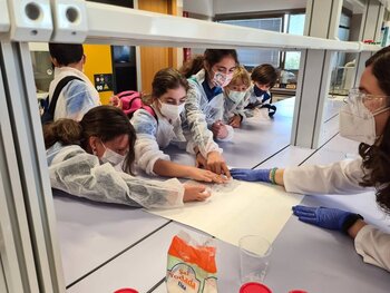 Más de 300 estudiantes visitan el Irica y hacen experimentos