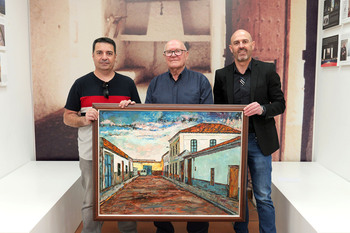 Félix Serrano dona uno de sus cuadros a Argamasilla de Alba