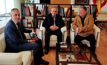 Manuel Tabas entrega al alcalde su último libro