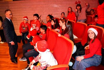 Once colegios llevan el espíritu navideño al auditorio
