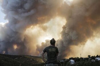 Grecia combate tres grandes incendios que amenazan Atenas