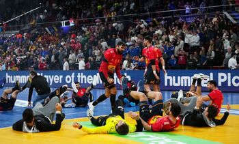 España obra el milagro y logra un billete a semifinales