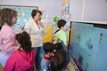 La Junta instala 76 paneles digitales en centros educativos