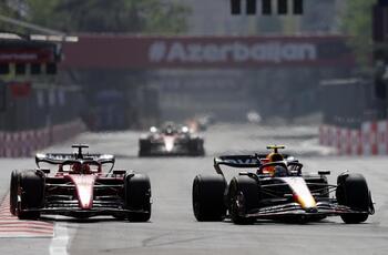 'Checo' Pérez reina en Bakú y Alonso roza el podio