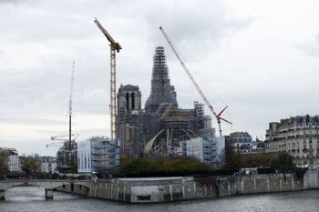 La nueva aguja de Notre Dame empieza a despuntar en París