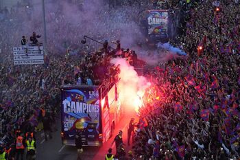 La multitudinaria rúa de campeones no se olvida de Messi