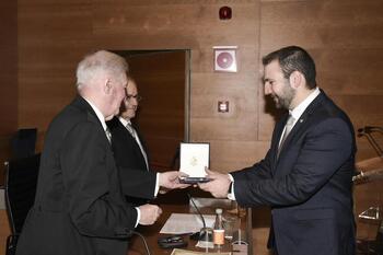 Egresado de UCLM recibe Medalla de Real Academia de Ingeniería
