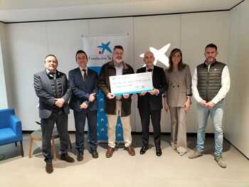 CaixaBank dona 5.000 euros a Asociación Contra el Cáncer