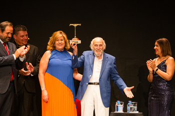 Héctor Alterio recibe el Premio Patio de Comedias 