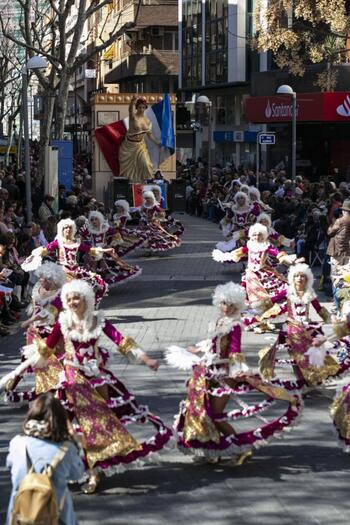 Casi 3.700 personas formarán el desfile del Domingo de Piñata