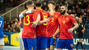 Boyis y Juan Emilio marcan en la goleada de España