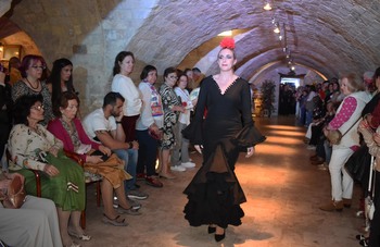 La Feria de Abril comienza con un desfile de moda flamenca