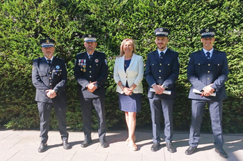 Perales felicita a los dos nuevos policías locales graduados