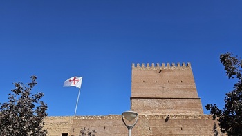 La bandera calatrava ya anuncia las X Jornadas Medievales