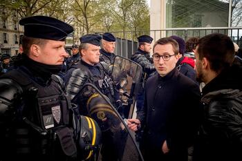 Francia sale a la calle para marchar contra las pensiones