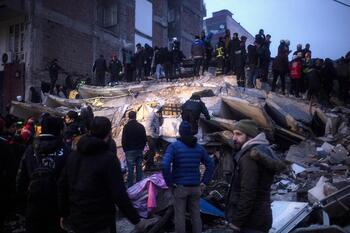 Suben a 237 los muertos en Siria por el terremoto de Turquía