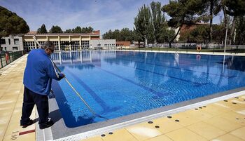 Las piscinas de verano se ponen a punto para el 13 de junio