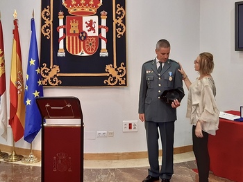 El capitán Óscar Fernández recibe la Cruz del Mérito Civil