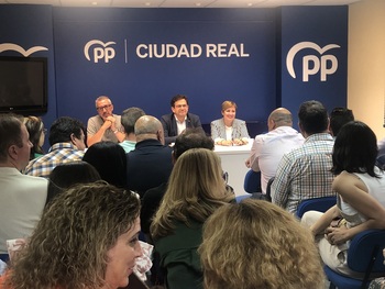 Valverde se rodea de alcaldes 'populares' en la Diputación