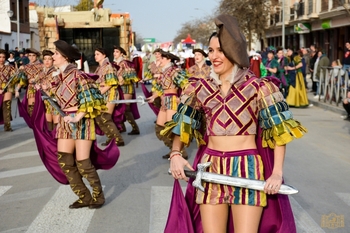 El Desfile de Peñas Locales pone la guinda al Carnaval