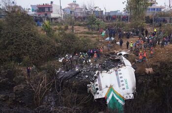 Aumentan a 71 los muertos tras el siniestro de un avión en Nepal