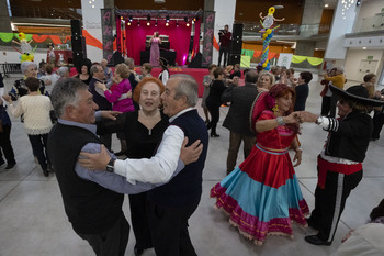 600 personas mayores disfrutan del baile de Carnaval