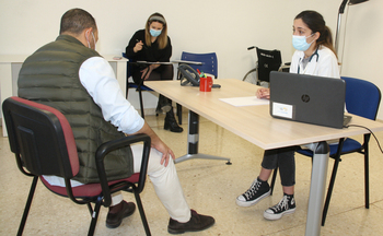 57 residentes de Alcázar participan en una evaluación clínica