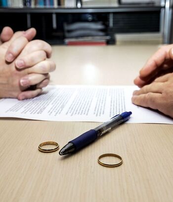 Menos divorcios pero más litigios entre exparejas