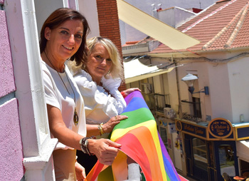 El Ayuntamiento despliega la bandera LGTBI en el museo