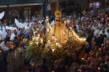 Miles de personas acompañan a la Virgen de Gracia en su camino