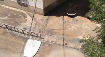 Fuga de agua de más de una hora en la calle Calatrava