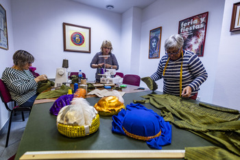 Las peñas actualizan su vestuario oriental