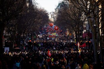 Miles de franceses protestan contra la reforma de las pensiones