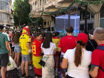 700 vecinos disfrutan de la victoria del Mundial en la plaza