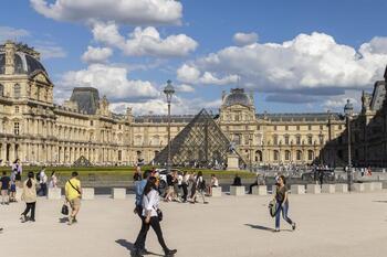Evacuados el Museo del Louvre y el Palacio de Versalles